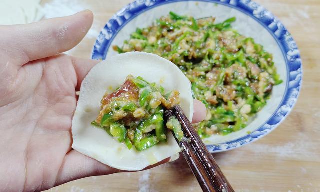 青椒馅饺子的做法，家常青椒肉饺子馅的做法（秋天遇见这菜）