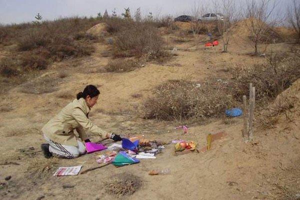 从墓地回来回家禁忌，从墓地回来进家门禁忌（已嫁女不能回娘家上坟吗）