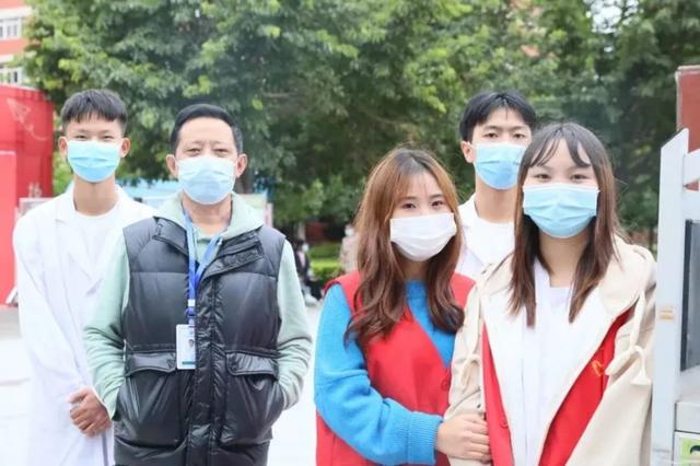 四川信息技术学院，2022年四川信息职业技术学院有哪些院系和专业（四川省高职院校入学当天美照曝光）