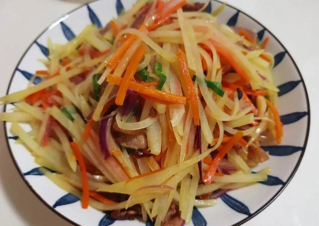 肉炒土豆丝的做法，土豆丝炒肉的制作方法（这样做连干了两碗饭）