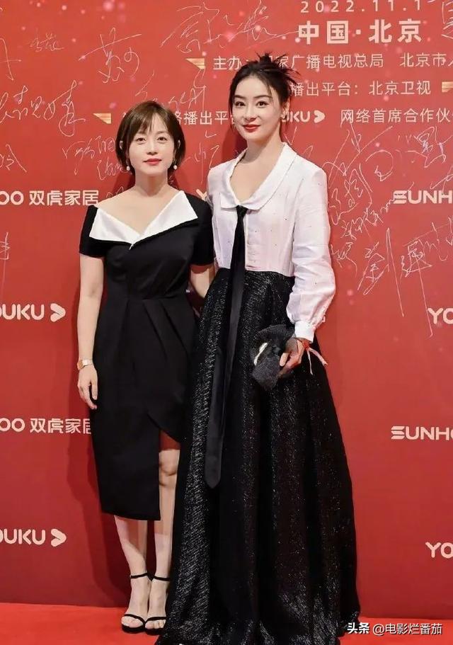 一打扮就惊艳的女生，什么人是一打扮起来就很惊艳的（热依扎黑寡妇造型揽大奖）