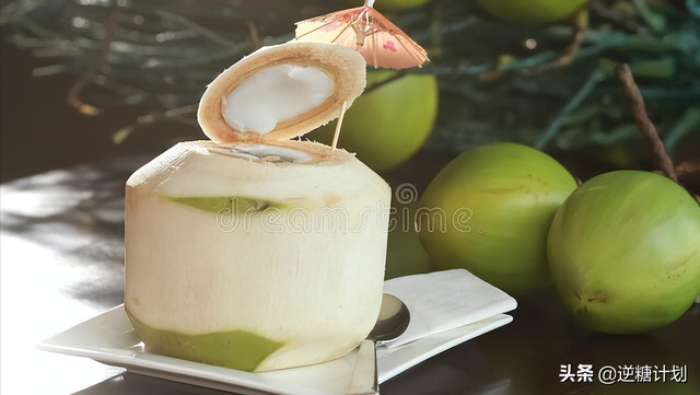 椰奶和椰汁有什么区别，椰汁和椰奶的区别（椰子水和椰奶究竟有何不同）