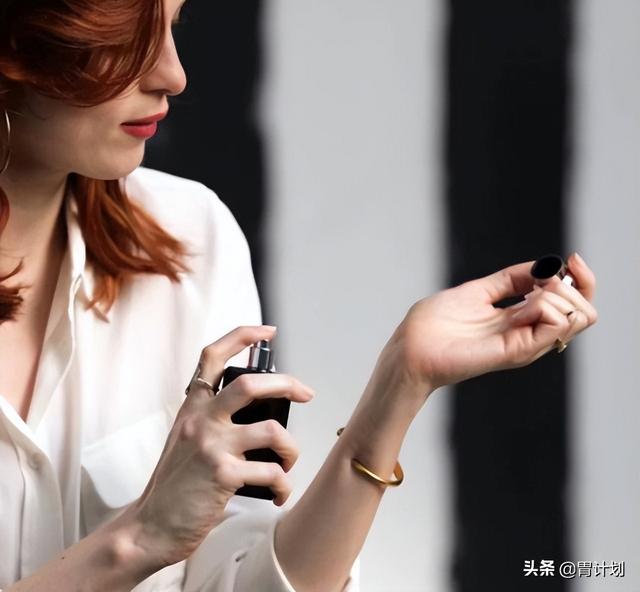 夏天喷香水的正确方法，掌握这些小细节，让香味更持久