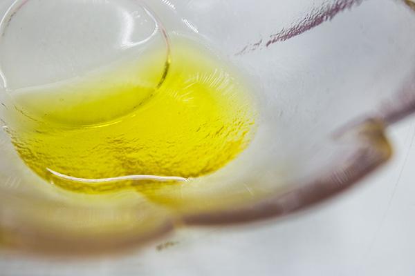 黄油是什么做的，黄油到底是用什么做成的（西方人爱吃的黄油）