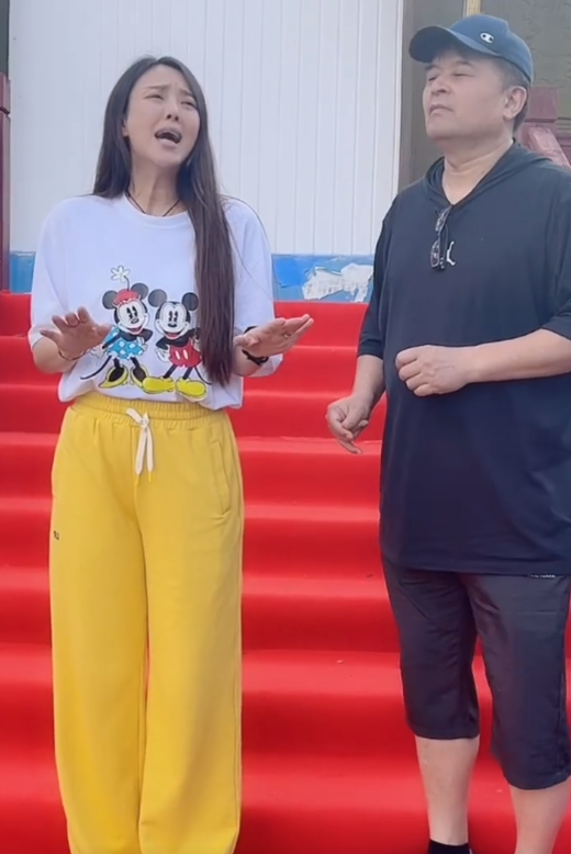 毕福剑现在怎么样，毕福剑近况最新工作（和美女合唱表情太逗）