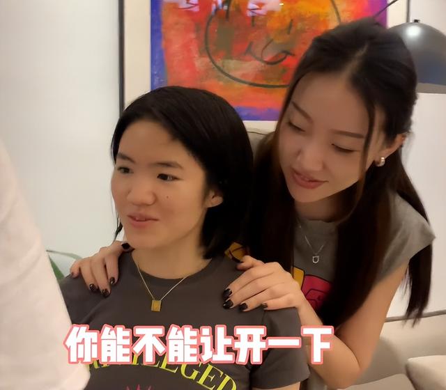 戴“名表”穿“名牌”？变形计李勒优被批忘本，崔晋现身霸气护妹