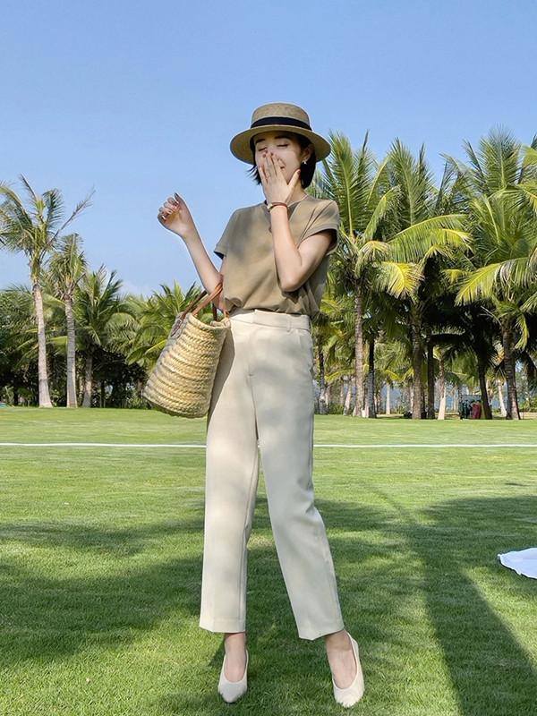 哈伦裤配什么上衣好看，白色哈伦裤配什么上衣好看（夏初穿“九分裤”）