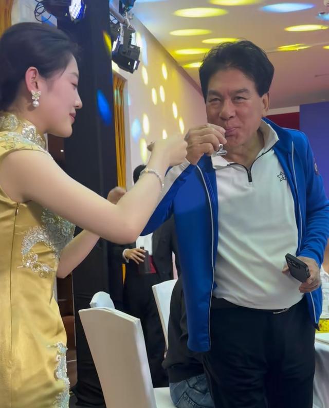 朱时茂春晚最新消息，与旗袍美女饮酒红光满面