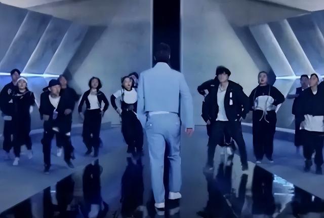 男星女装造型有多美，王一博《街舞5》穿女装