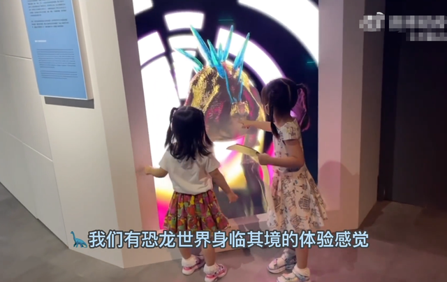 郭富城妻子独自带娃逛恐龙馆，马不停蹄赶补习班，方媛露面显疲惫