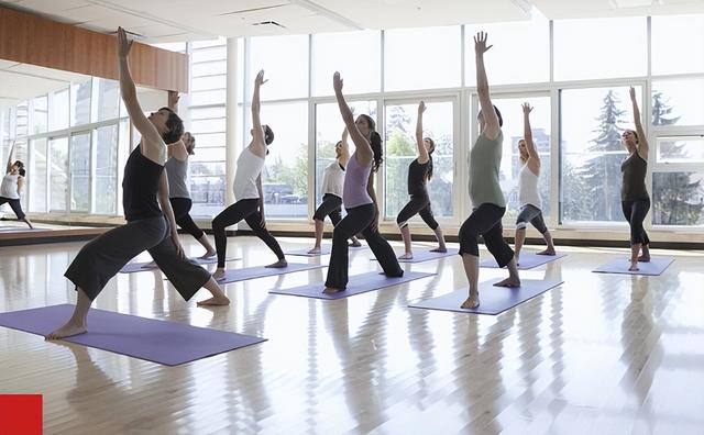 瑜伽服 lululemon，瑜伽界“爱马仕”暴雷