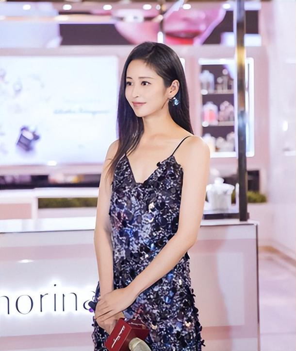 颖儿，颖儿个人资料简历（一身吊带裙尽显女人味图片）