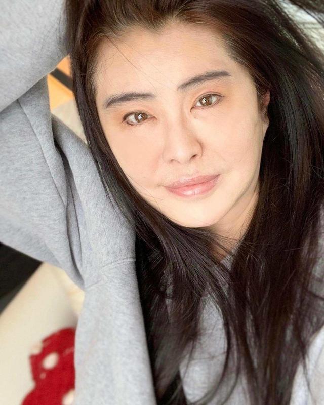 王祖贤个人资料，王祖贤个人资料简介身高（55岁王祖贤素颜现身海外寺庙）