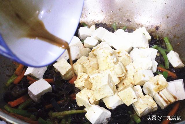 青菜豆腐怎么炒，怎样炒青菜好吃（牢记别直接下锅炒豆腐）