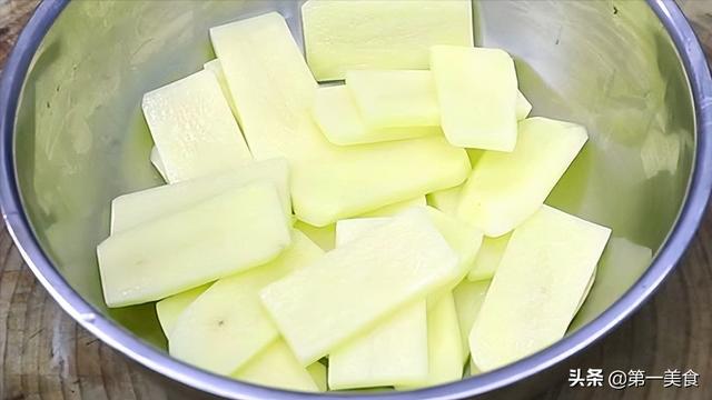 土豆怎么做才好吃，土豆怎么做才好吃又简单视频（营养解馋，上桌连汤汁都不剩）