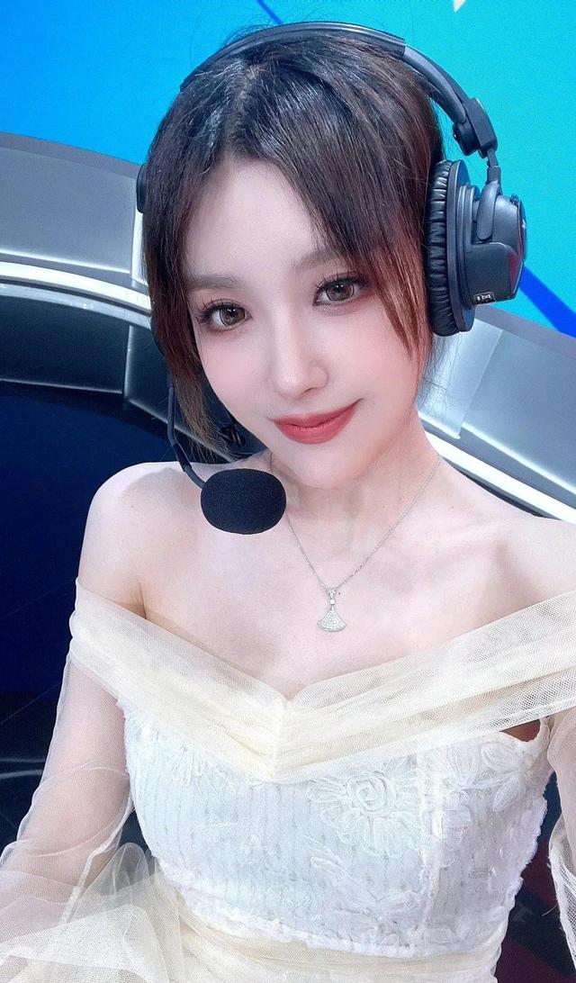 那些振奋人心的英雄联盟解说，英雄联盟赛事美女解说冯雨