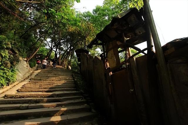 成都和重庆的区别，成都好玩还是重庆好玩（重庆和成都哪个城市更好玩）