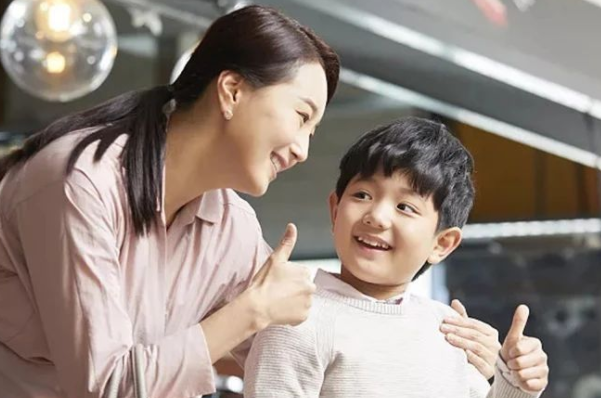 小孩子上学不专心怎么办，孩子上学好动不专心听课应该怎么办（家长该怎么做才好）