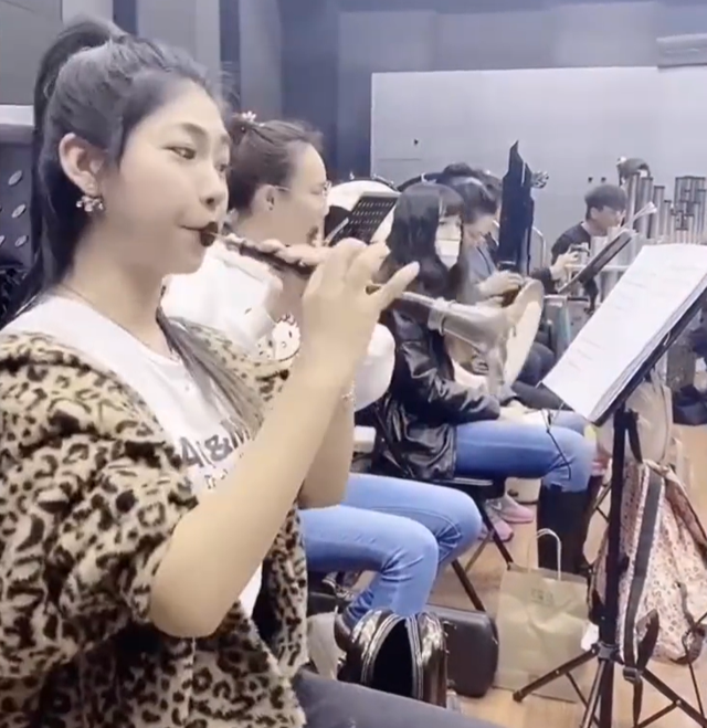 唢呐初学入门视频教程，唢呐入门教程（从农村走出来的唢呐女孩）