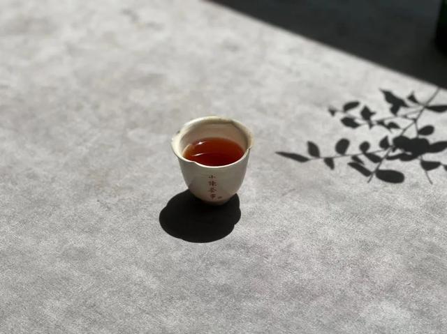 什么东西早上四条腿中午两条腿晚上三条腿，什么东西早上4条腿中午2条腿晚上3条腿（褪火期、适饮期、转化期）