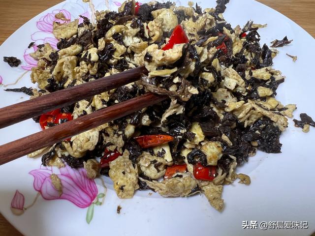 梅菜干怎么做好吃，梅干菜都怎么做好吃（鸡蛋嫩滑入味带着干香）