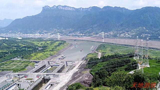 葛洲坝和三峡大坝，长江的水利枢纽三峡葛洲坝（湖北宜昌：乘船过葛洲坝）