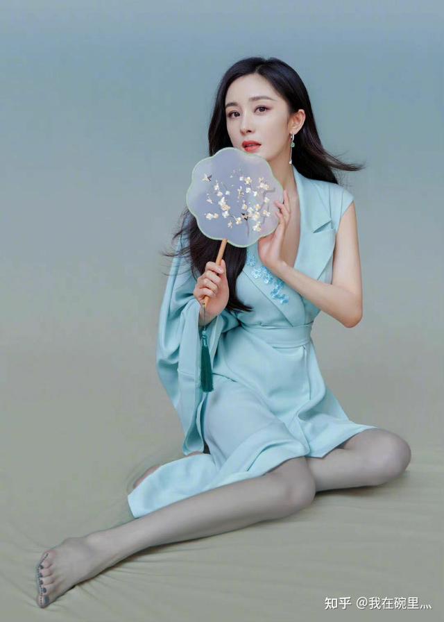 杨幂的腿为什么那么细，美腿纤细修长白嫩光洁