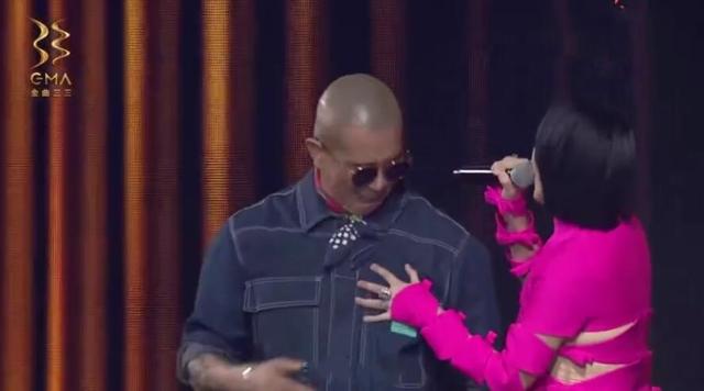 华伦天奴小s礼服，小S一身Valentino出席活动