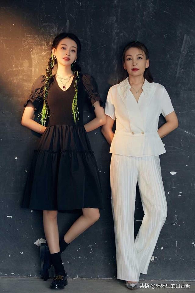 明星高颜值爸妈！赵露思爸爸帅度酷似韩星，肖战神韵和爸爸一样