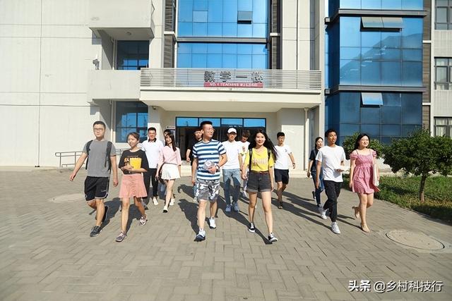 校地合作结硕果 携手共赢谋新篇｜高陵区与西安工商学院签订战略合作框架协议，校地合作结硕果（西安工商学院）