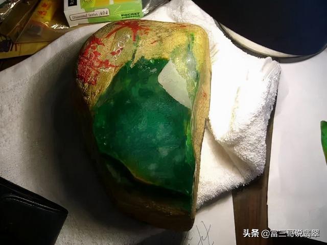 翡翠原石切割技巧，翡翠原石切（翡翠原石怎么切最合理）