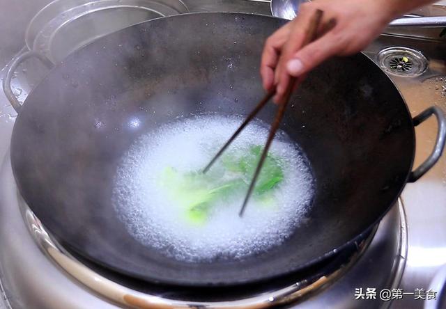 自热米饭怎么吃，如何吃自热米饭（简单几步就能上桌）
