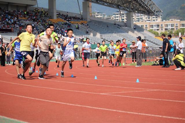 400米一般人跑多少秒，四百米正常人跑多少秒（小学生400米一般人跑多少秒）