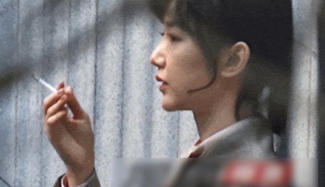 吸烟女生头像微信，吸烟女生头像（浪姐聚会被拍到室内抽烟）