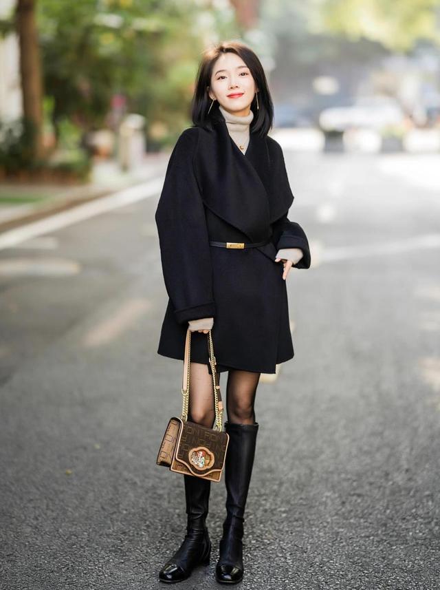 皮裙搭配什么上衣图片，皮裙怎么搭配衣服图片（短裙+靴子才是轻熟风的正确打开方式）