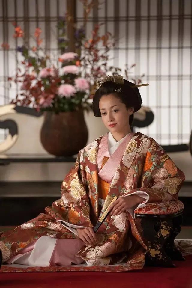 日本明星泽尻英龙华，吸毒被捕前一晚被狗仔拍下最美背影