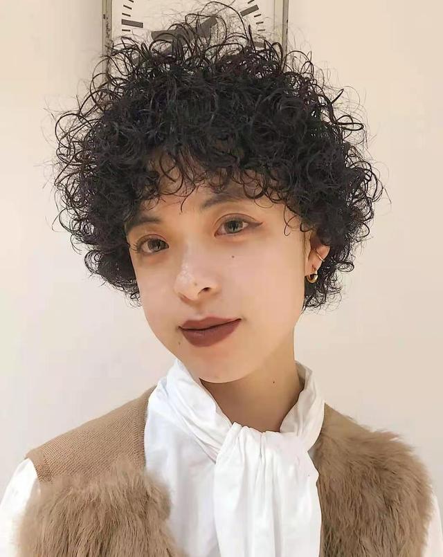 适合自然卷女生的短发，适合自然卷女生的短发图片（短发别再烫“满头卷”了）