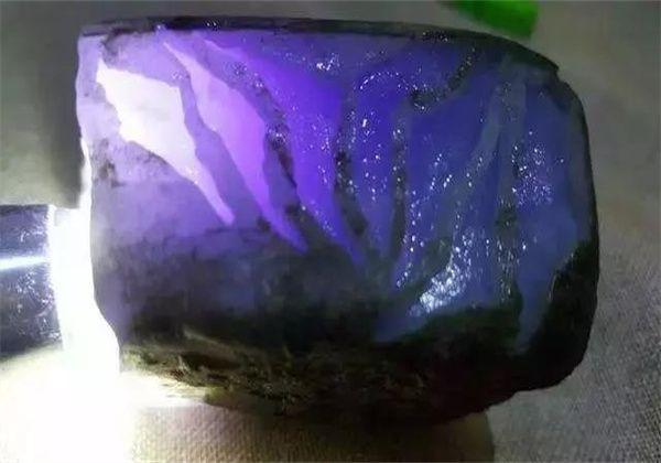 帝王紫和帝王绿翡翠哪个好，红翡翠和帝王绿哪个比较值钱（10万块钱买来的翡翠原石）