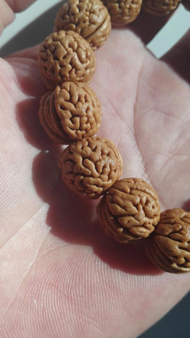 桃核手串怎么盘红，桃核手串怎么盘红用什么油（如何盘玩桃核手串）