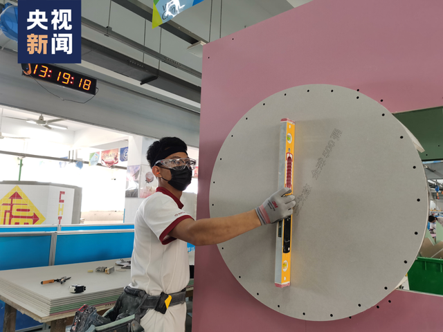 刮腻子成世界冠军，刮腻子世界冠军是谁（00后小伙刮腻子）