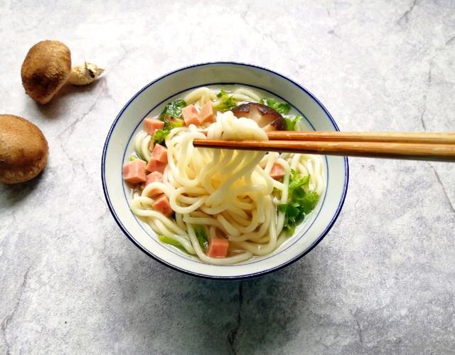 香菇鸡汤面做法，鸡肉香菇汤面的做法（天冷就馋这一口香菇鸡汤面）