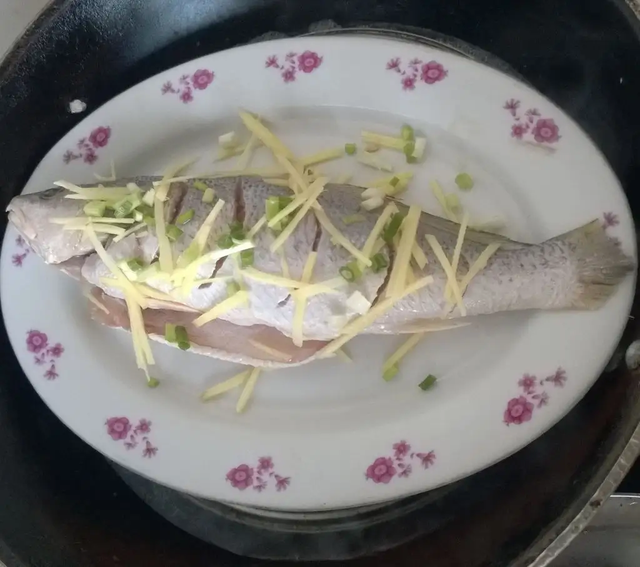 怎么蒸鱼好吃又简单，怎么蒸鱼好吃又简单窍门（最简单好吃的清蒸鱼）