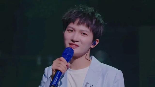 蒙面唱将周深身骑白马是哪一期，蒙面唱将周深身骑白马第几期（2次差点被“毁掉”的男歌手）