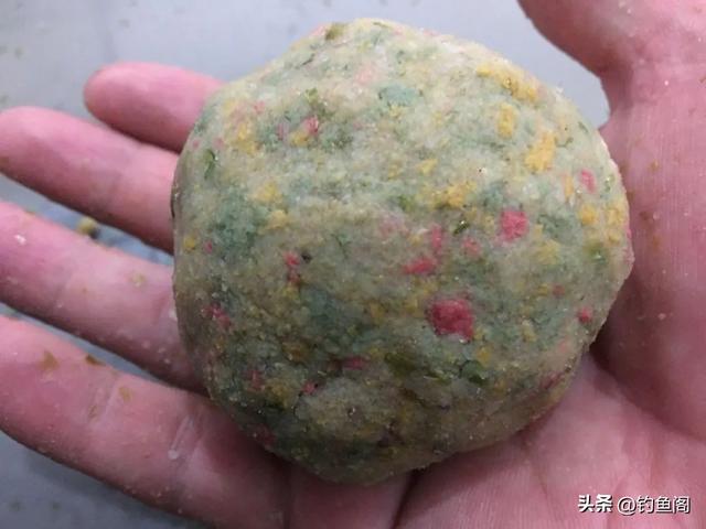 钓鲤鱼用什么打窝，钓鲤鱼用什么饵料打窝好（学会这三种打窝方法）