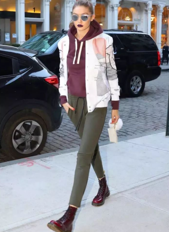 马丁靴怎么搭配，马丁靴配什么衣服好看（穿“马丁靴”搭什么裤子才好看）