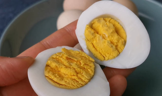 煎蛋怎么做好吃，培根煎鸡蛋（鸡蛋别再用水煮了）