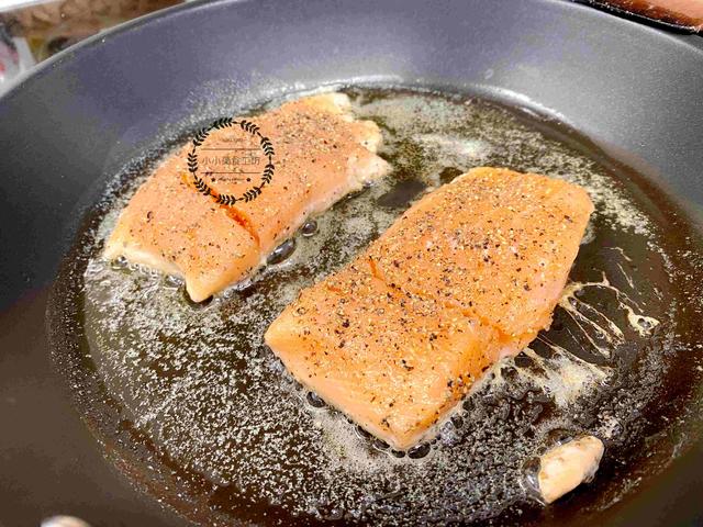 三文鱼为什么可以生吃，三文鱼怎么做家常做法（为什么三文鱼可以直接生吃）