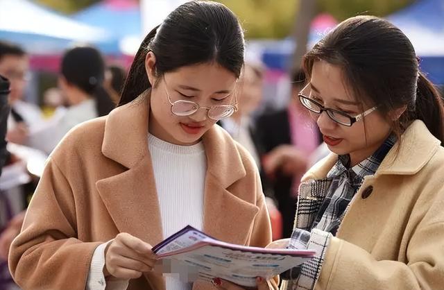 单位工资收入证明怎么写，单位收入证明（成都某央企员工晒出上半年工资收入）