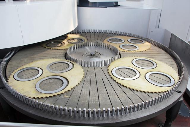 双端面研磨机的特点有哪些，双端面研磨机如何修砂轮（轴承转盘式双端面研磨床技术知识）