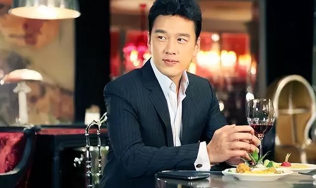 王耀庆个人资料简介，演富豪花三十万定制西装